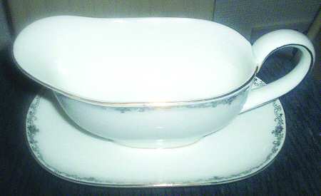 5713 Gravy Boat & Underplate