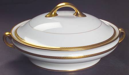 E81 Off White Round Covered Vegetable