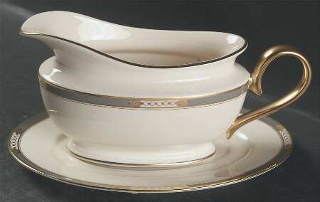 McKinley 1999 Shape Gravy Boat & Underplate