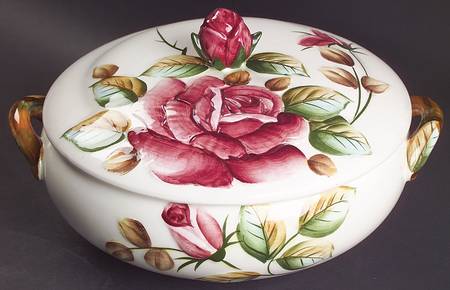 Americana Round Covered Vegetable