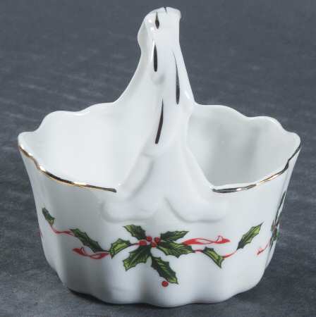 Boughs of Holly (SCALLOPED) Small Basket