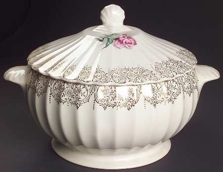 Le Fleur Rouge Round Covered Vegetable