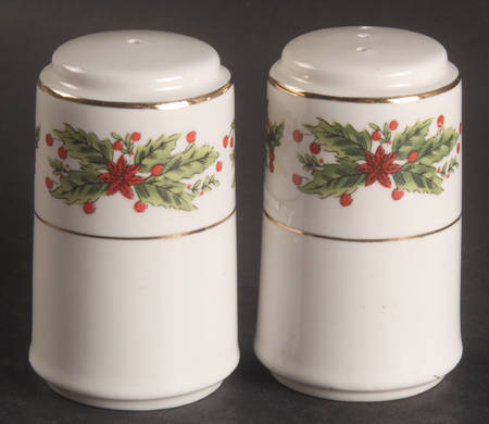 Holly Wreath Salt & Pepper Set