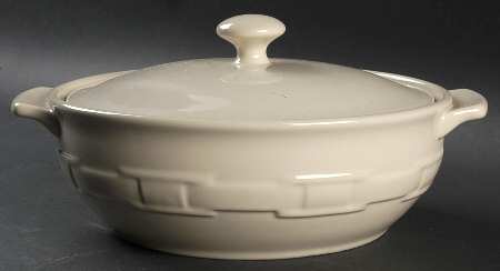 Woven Traditions Ivory 2 Qt Round Covered Casserole