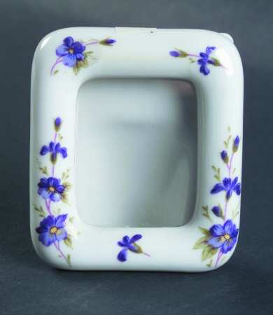 Violette Frame Holds 1 1/2" X 2"