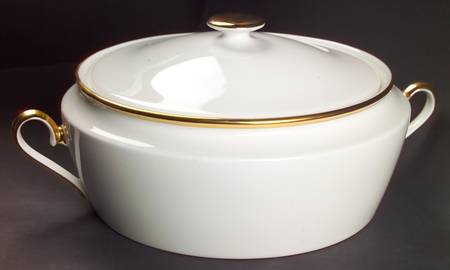 Eternal White Round Covered Vegetable