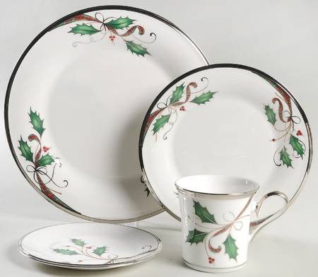 Holiday Nouveau Platinum (White) 32 Piece Estate Set