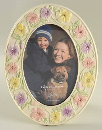 Pansy Oval Frame-Holds 5" X 7"
