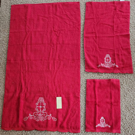 French Perle Groove Cherry Bath Towel