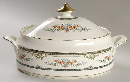 Stanwood (Gold Trim) Oval Covered Vegetable