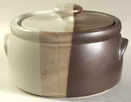 Sandstone 2 Qt Round Covered Casserole