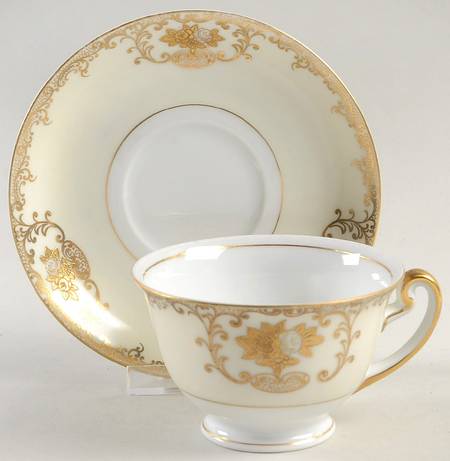 MEI371 Footed Cup & Saucer Set