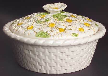 Sculptured Daisy 1.5 Qt Round Covered Casserole by Metlox - Poppytrail - Vernon
