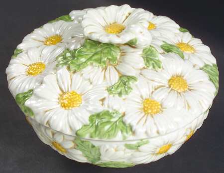 Sculptured Daisy Candy Box & Lid by Metlox - Poppytrail - Vernon