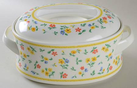 Carefree 3 Quart Oval Covered Casserole