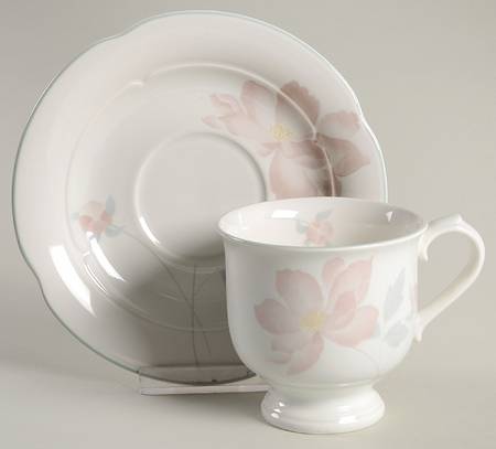Dialogue Footed Cup & Saucer Set