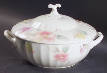 Silk Blossoms 2 Qt Round Covered Casserole