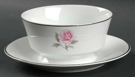 MOM6 Gravy Boat with Attached Underplate