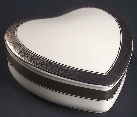 Palatial Platinum Heart Shape Box & Lid
