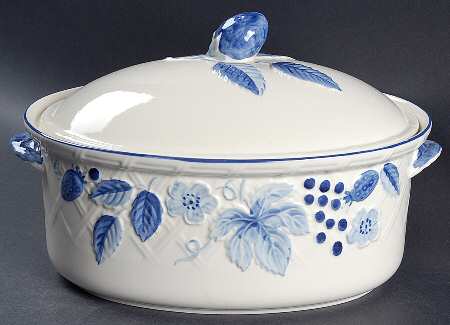 Berry Fling 2 Quart Oval Covered Casserole