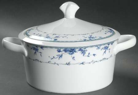 Regency Hall 2.25 Qt Round Covered Casserole