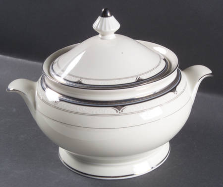 Silver Shells 2 Qt Round Covered Casserole
