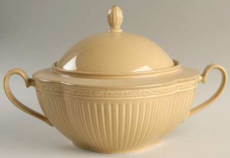 Cinnabar 2 Qt Round Covered Casserole