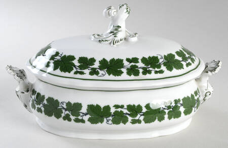 Full Green Vine (Scalloped, No Trim) 2 Quart Oval Covered Casserole