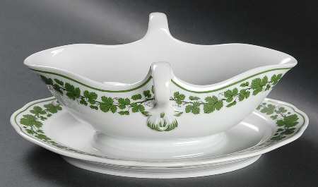 Full Green Vine (Scalloped, No Trim) Gravy Boat with Attached Underplate