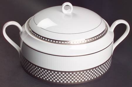 Platinum Symmetry 2 Qt Round Covered Casserole