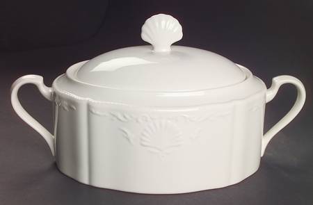 South Hampton White 2 Quart Oval Covered Casserole