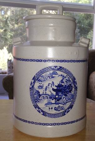 Blue Willow Cookie Jar & Lid