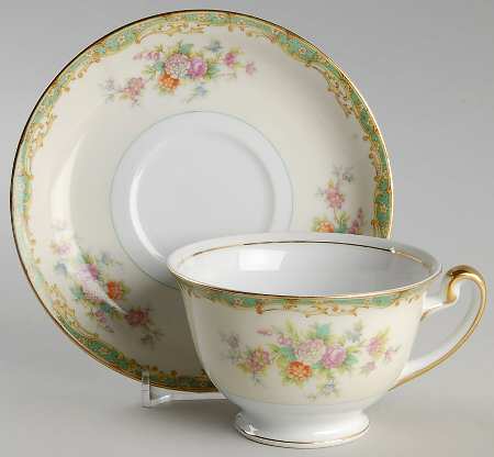 MEI673 Footed Cup & Saucer Set