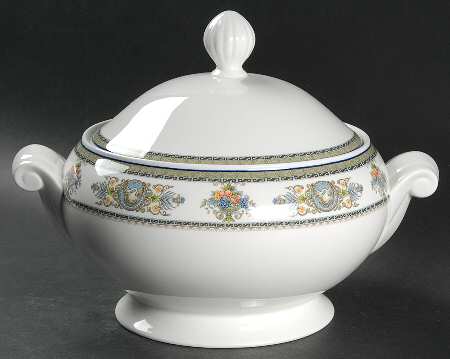 Victorian Crest 2 Qt Round Covered Casserole