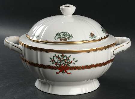Christmas Garden 2 Qt Round Covered Casserole