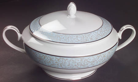 Parchment Blue 2 Qt Round Covered Casserole