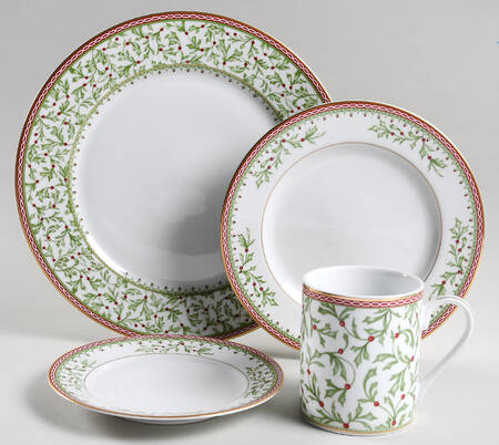 Holiday Traditions 32  Piece Estate Set