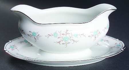 Phoebe Gravy Boat with Attached Underplate