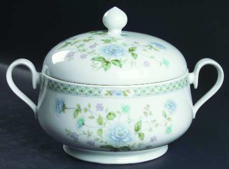 Angel D'Amour Round Covered Vegetable