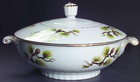 Shasta Pine White Round Covered Vegetable