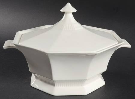 Classic White 1.75 Qt Round Covered Casserole