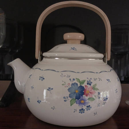 Dauphine Metal Kettle & Lid