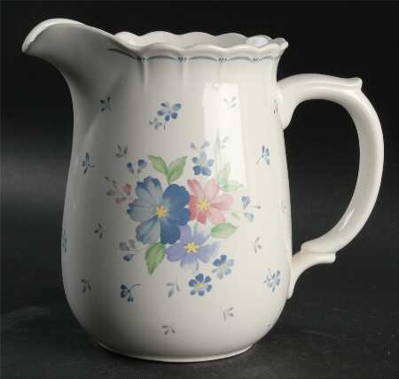 Dauphine 32 Oz Pitcher