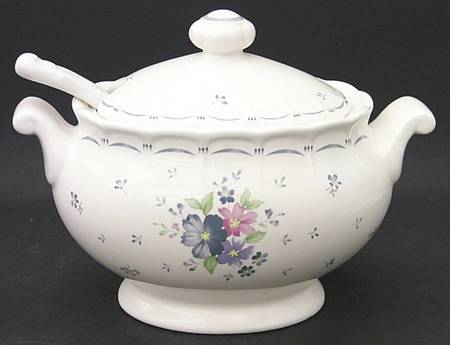 Dauphine Sauce Boat & Lid with Ladle