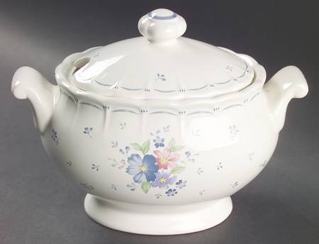 Dauphine Sauce Boat & Lid