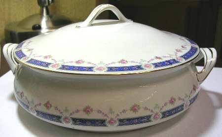 La Rosa (White Background) Round Covered Vegetable