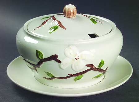 Dogwood Gravy Boat w/Attached Underplate & Lid