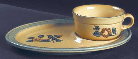America (Discontinued 1989) Snack Tray & Soup Mug Set
