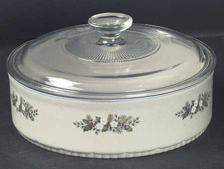 Christmas Heirloom 1.5 Quart Round Covered Baker