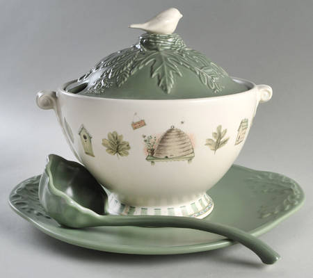 Naturewood Tureen & Lid w/Ladle & Underplate
